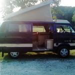 Unser VW Bus mit aufgestelltem Dach