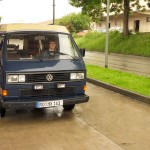 VW Bus an der Tankstelle